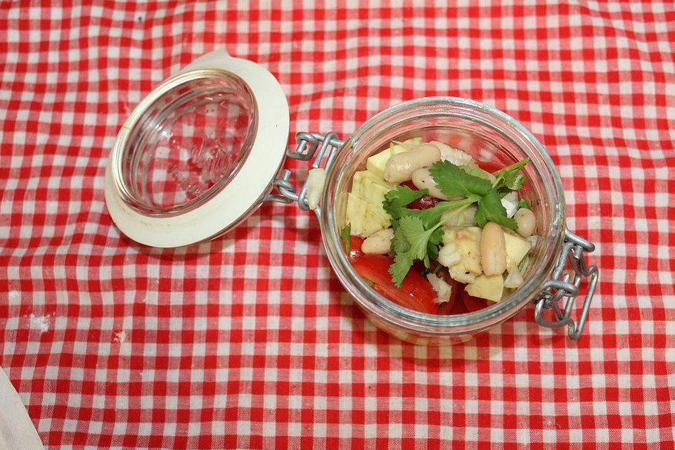 Tomatensalat mit Avocado und Bohnen