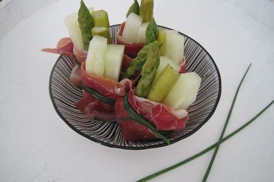 Melonen-Schinken-Röllchen mit grünem Spargel