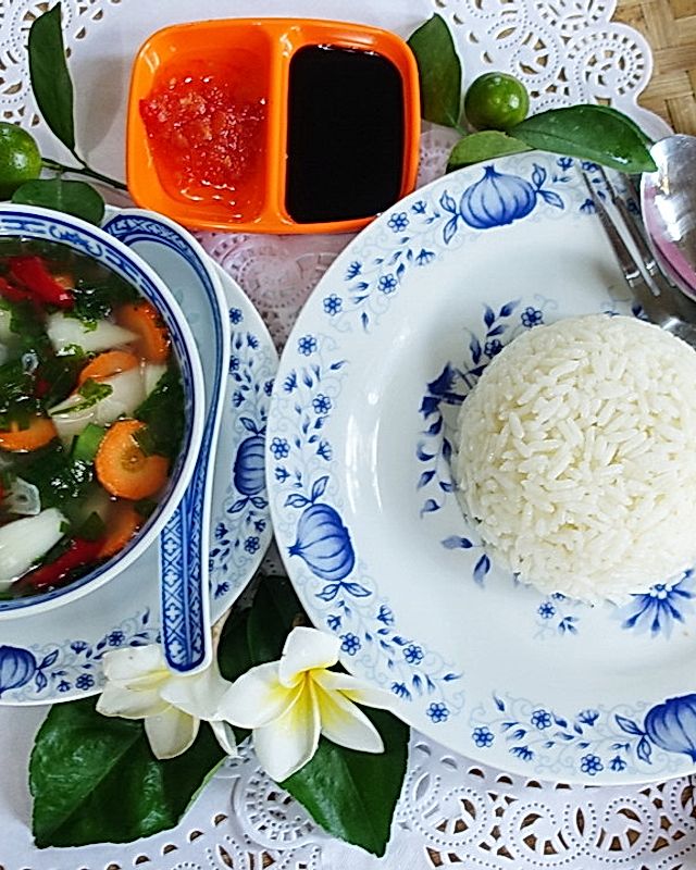 Scharfe Rettichsuppe mit Reis