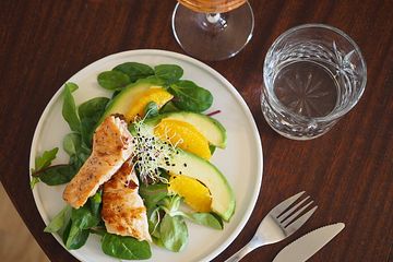 Avocado/Lachs-Salat mit Orangen und Rosévinaigrette
