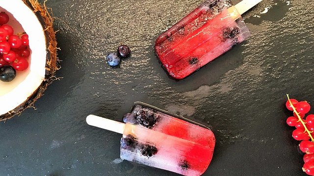 Beeren-Kokos Popsicle-Eis am Stiel von KarinKnorr Beeren-Kokos Popsicle-Eis am Stiel von KarinKnorr