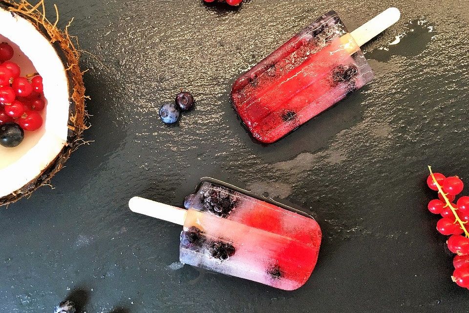 Beeren-Kokos Popsicle-Eis am Stiel