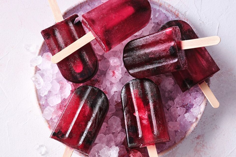 Beeren-Kokos Popsicle-Eis am Stiel