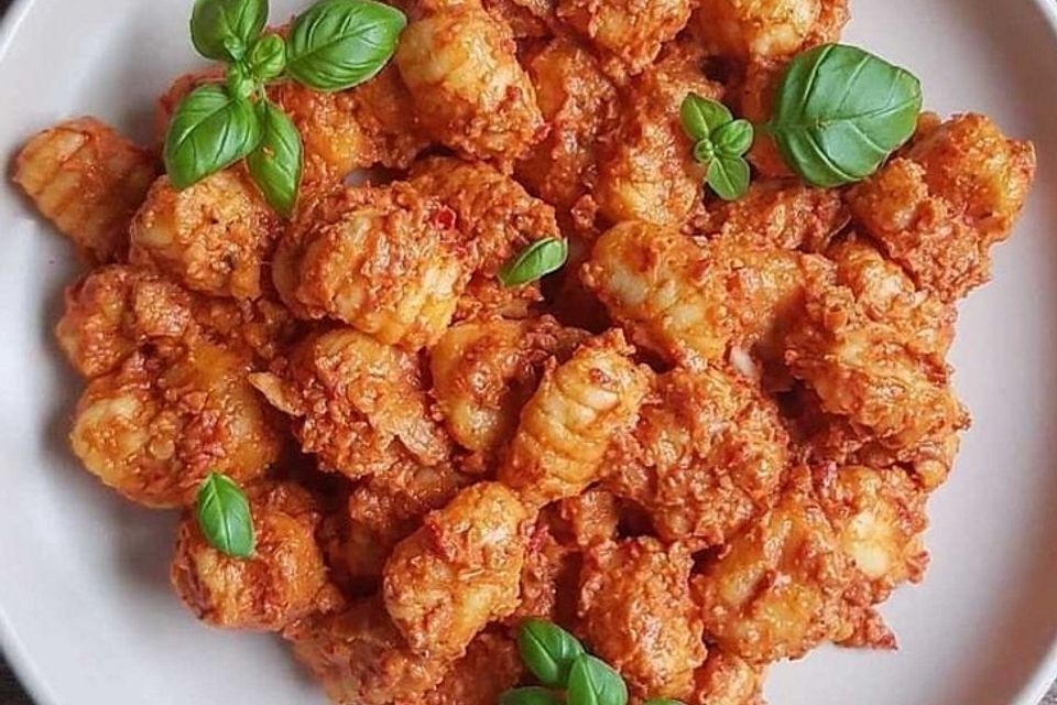 Gnocchi mit Tomaten-Paprika-Soße