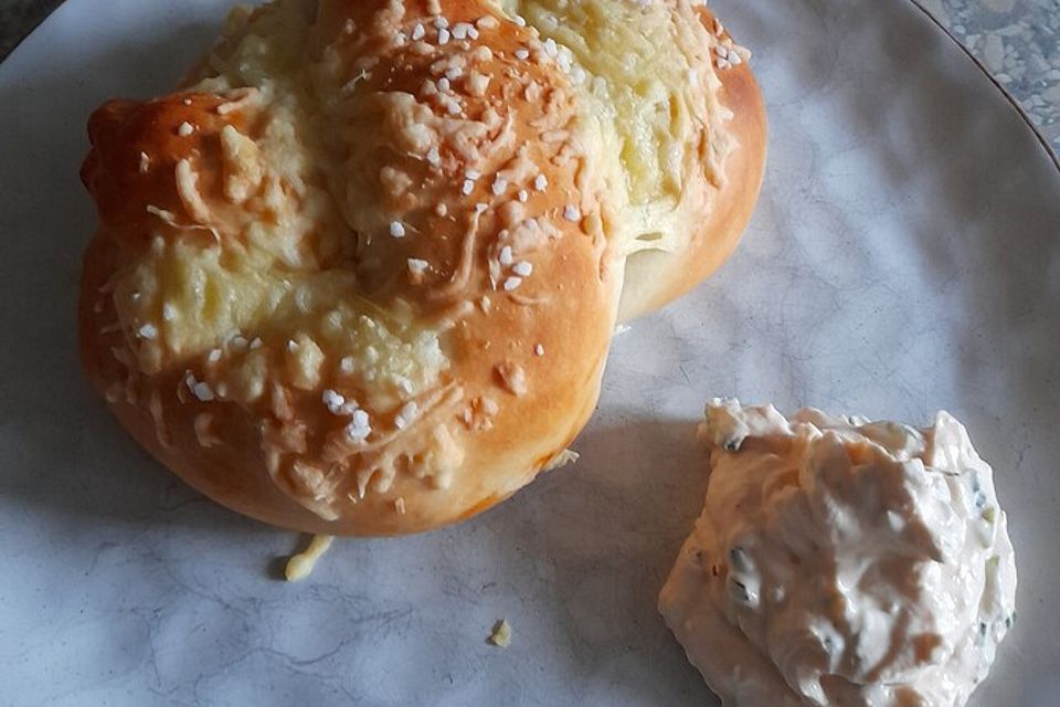 Gefüllte Pizza-Brezeln mit Knoblauch-Dip