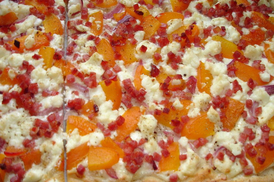 Flammkuchen mit Aprikose, Bacon und Feta