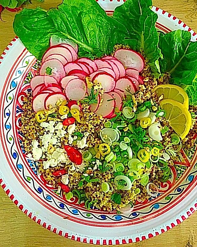 Quinoa Salat mit Radieschen und Brotdressing