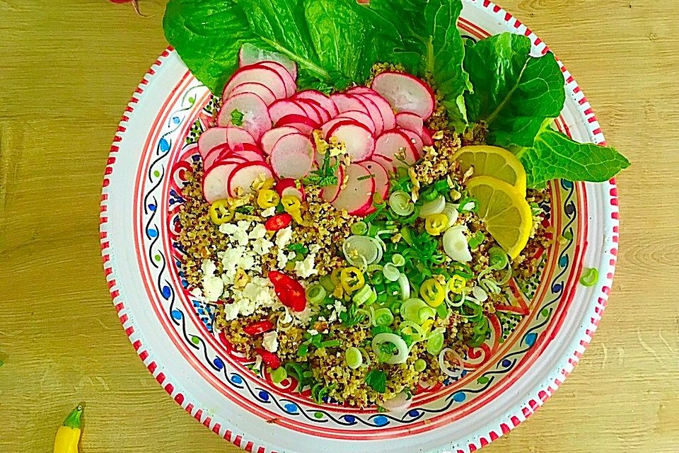 Quinoa Salat mit Radieschen und Brotdressing