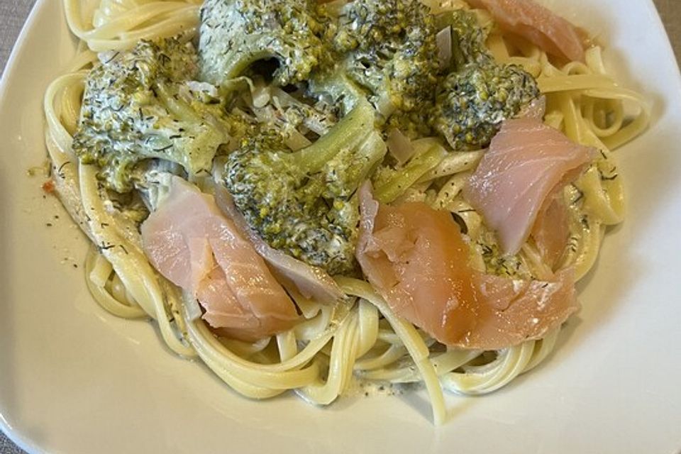 Tagliatelle mit Räucherlachs und Brokkoli