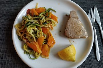 Thunfischsteaks alla Arrabbiata mit Zucchini und Möhren