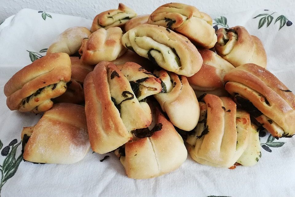 Buttermilchbrötchen gefüllt mit Bärlauch-Parmesan-Butter