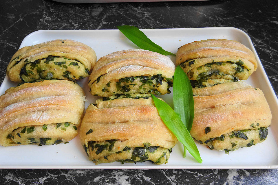 Buttermilchbrötchen gefüllt mit Bärlauch-Parmesan-Butter