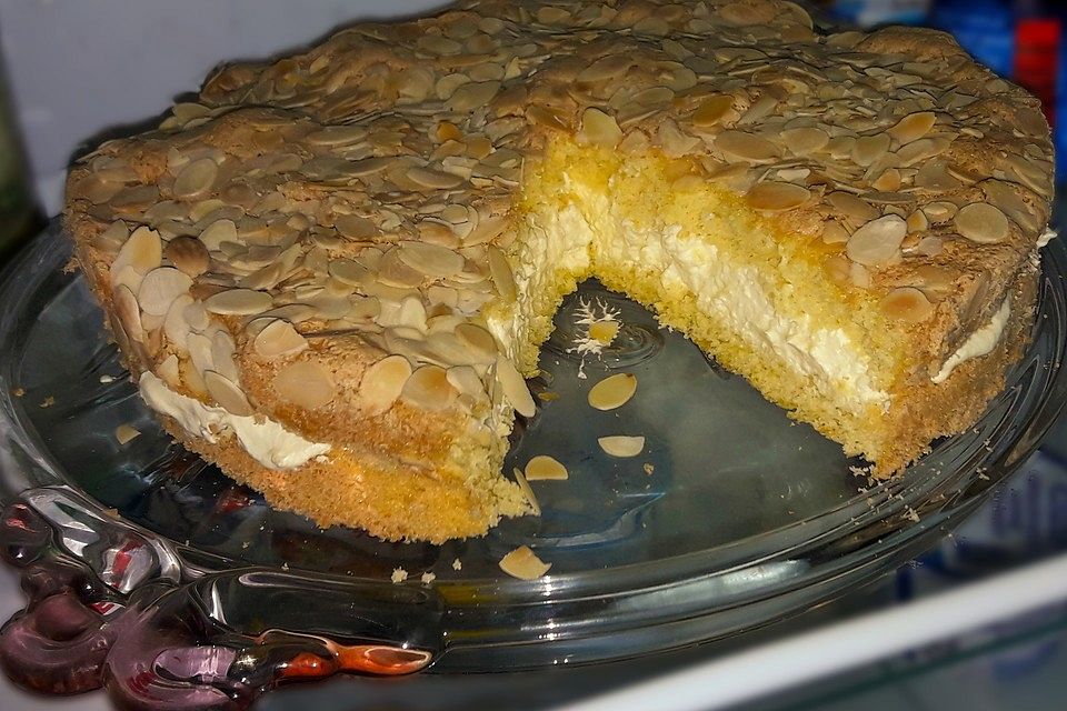 Schnelle Bienenstich-Torte mit Biskuitteig