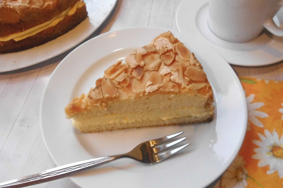 Schnelle Bienenstich-Torte mit Biskuitteig Schnelle Bienenstich-Torte mit Biskuitteig