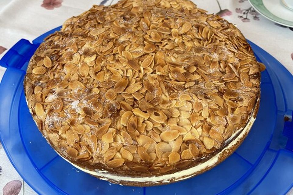 Schnelle Bienenstich-Torte mit Biskuitteig Schnelle Bienenstich-Torte mit Biskuitteig