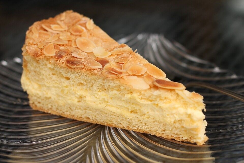 Schnelle Bienenstich-Torte mit Biskuitteig Schnelle Bienenstich-Torte mit Biskuitteig