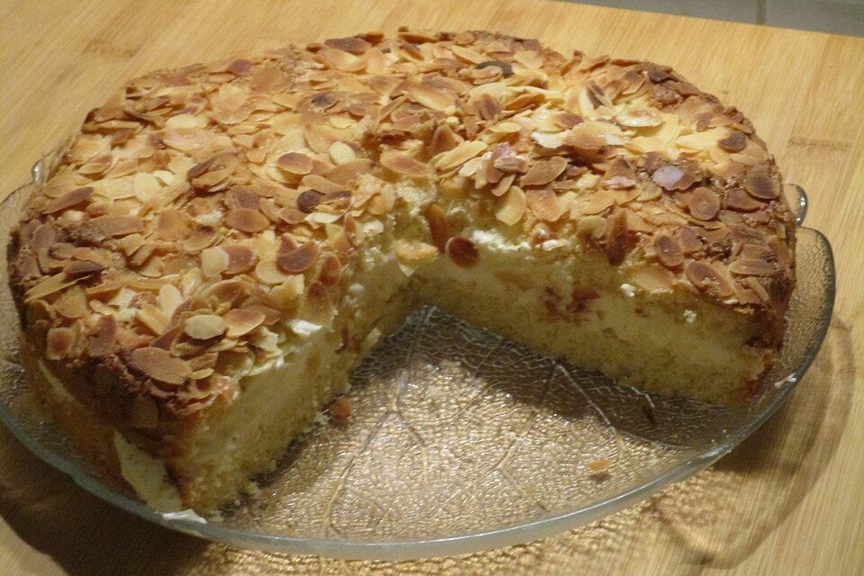 Schnelle Bienenstich-Torte mit Biskuitteig Schnelle Bienenstich-Torte mit Biskuitteig