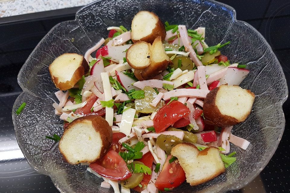 Brezen-Wurstsalat mit gerösteten Brezenscheiben