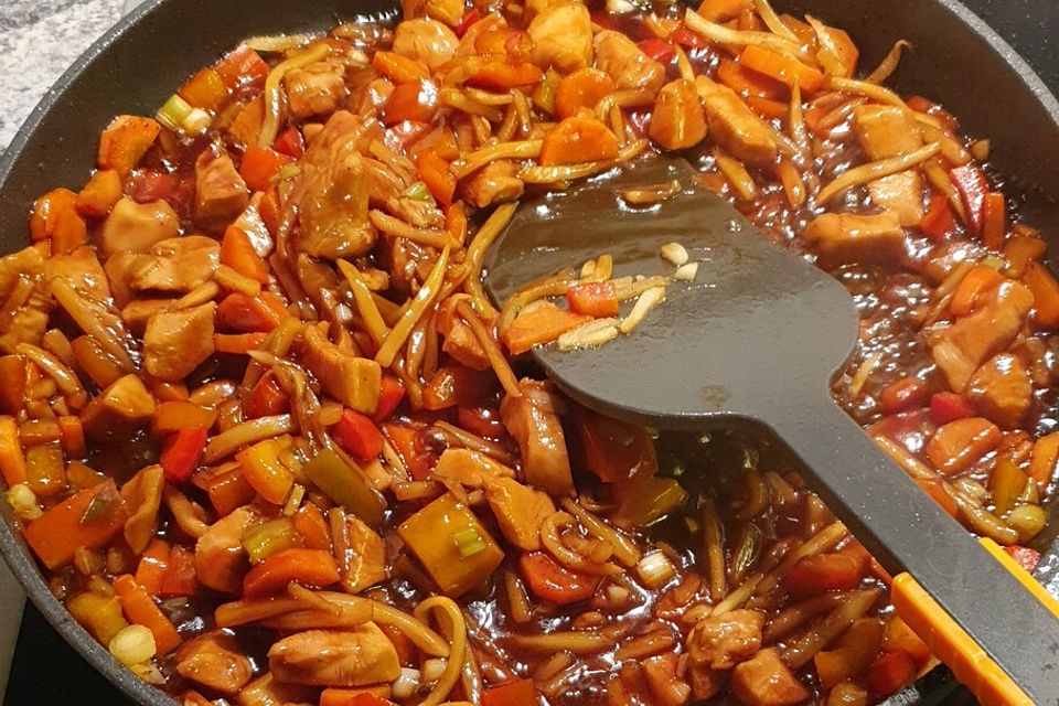 Hühnchen-Geschnetzeltes mit Teriyaki Sauce und Gemüse