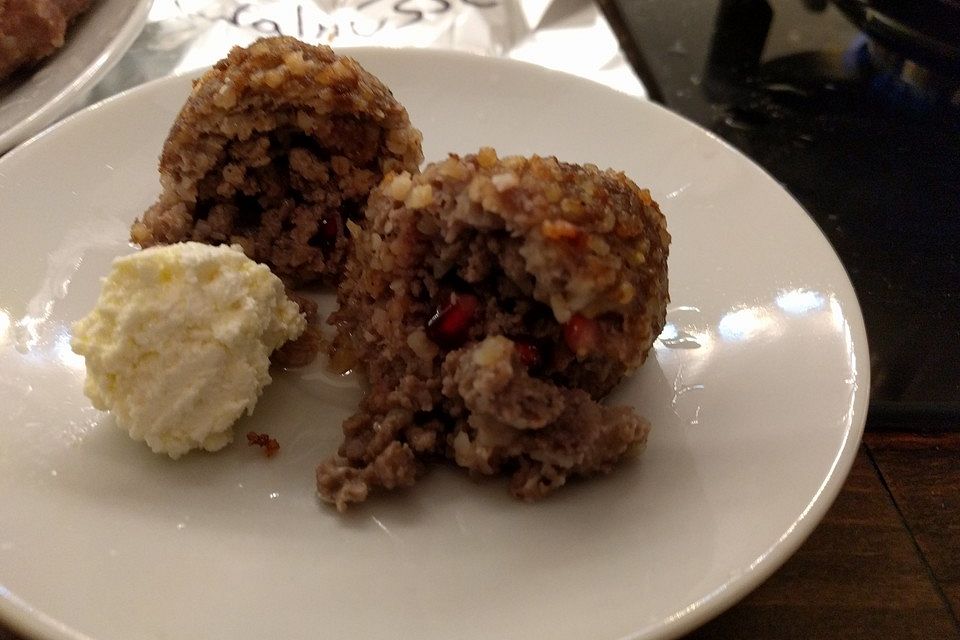 Kibbeh - libanesische frittierte, gefüllte Hackfleischbällchen