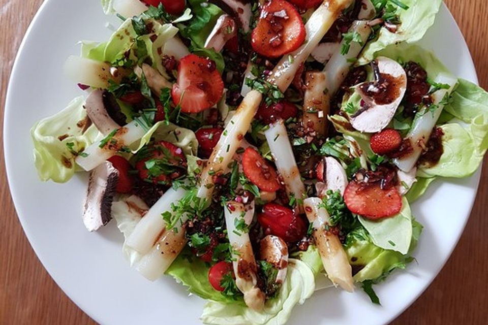 Fruchtiger Salat mit Spargel, Erdbeeren und Champignons