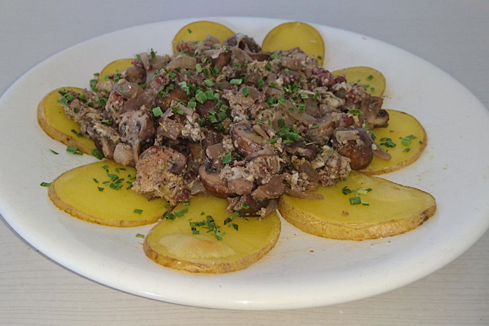 Champignon-Schinken-Ragout auf Kartoffelscheiben