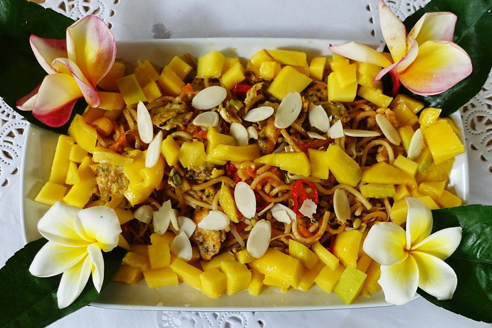 Bunte gebratene Eiernudeln mit Mango