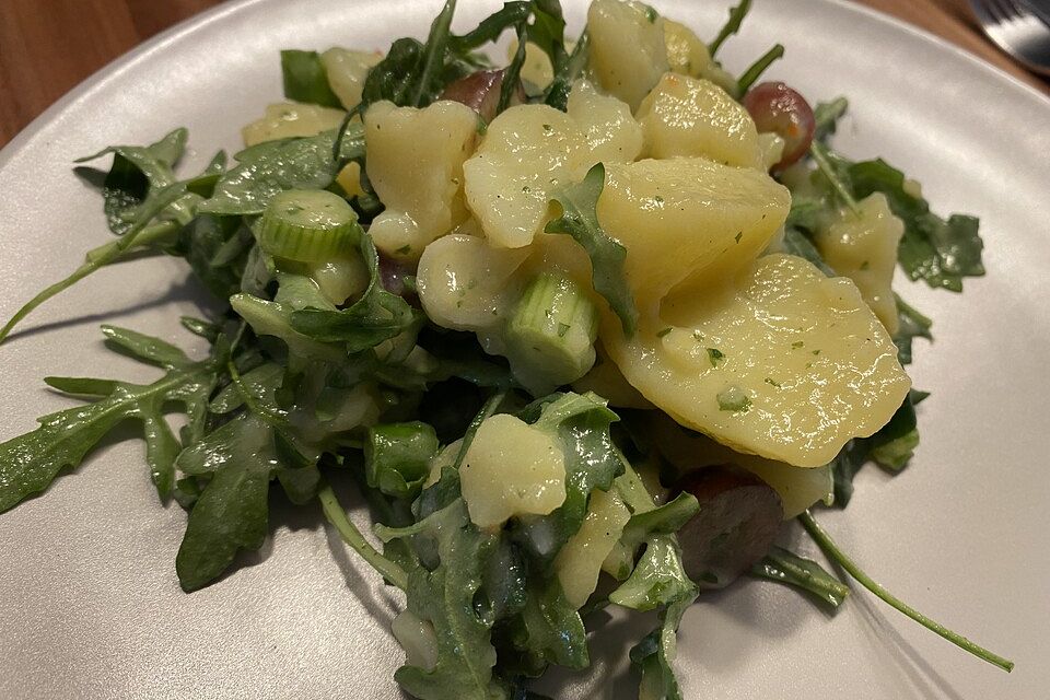 Kartoffelsalat mit Weintrauben und Rucola