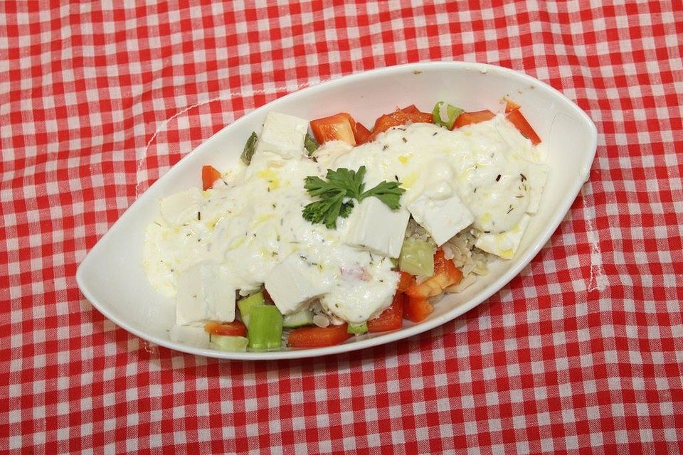 Griechisch angehauchter Reissalat