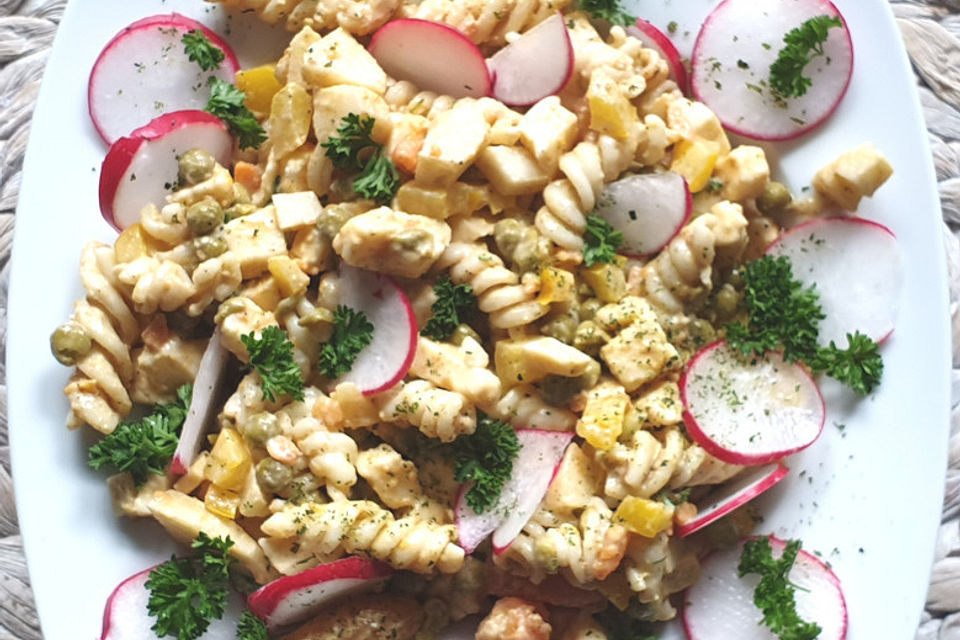 Nudelsalat mit Paprika und Äpfeln