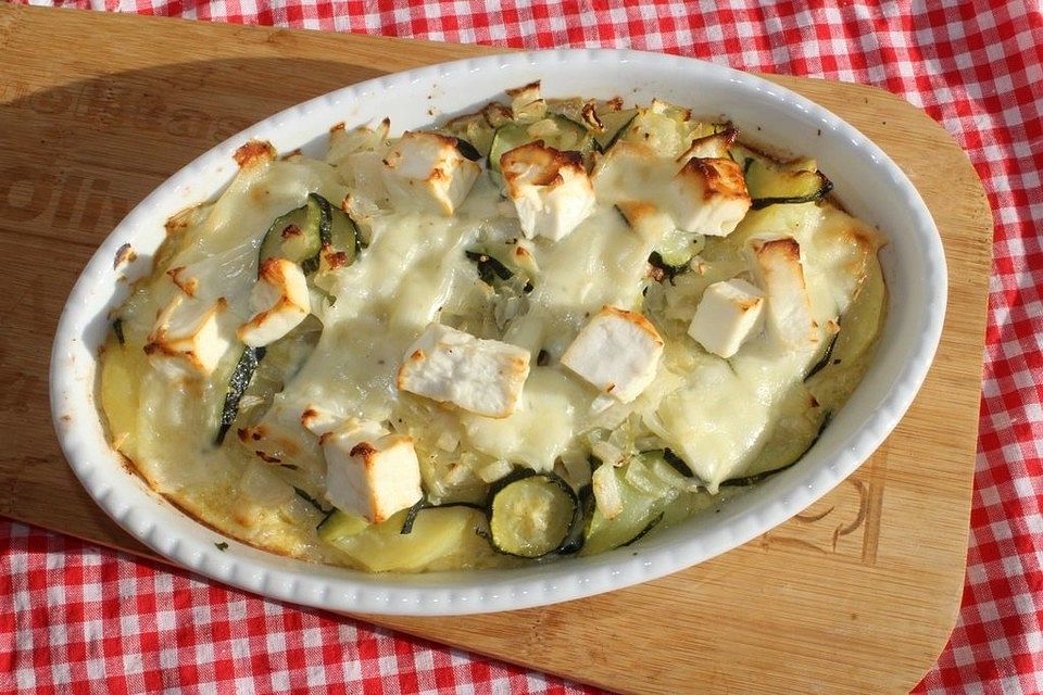 Kartoffel-Zucchini-Auflauf mit Schinken und Feta