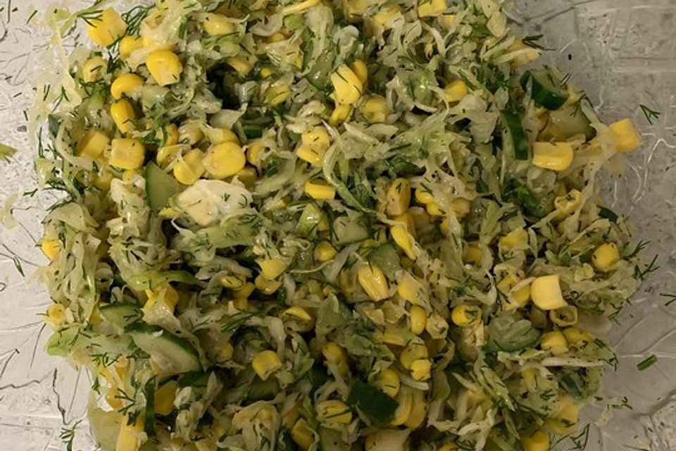 Frischer Krautsalat aus Weißkohl mit Mais, Gurke und Dill