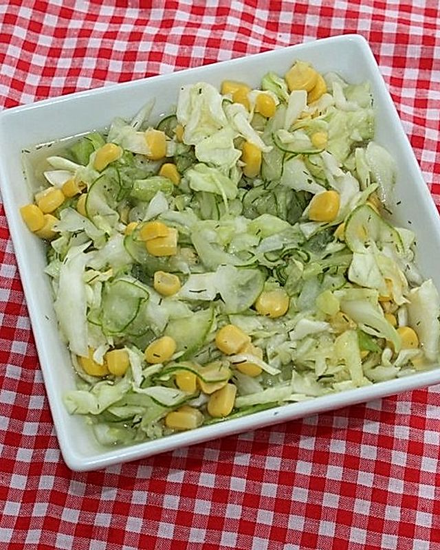 Frischer Krautsalat aus Weißkohl mit Mais, Gurke und Dill