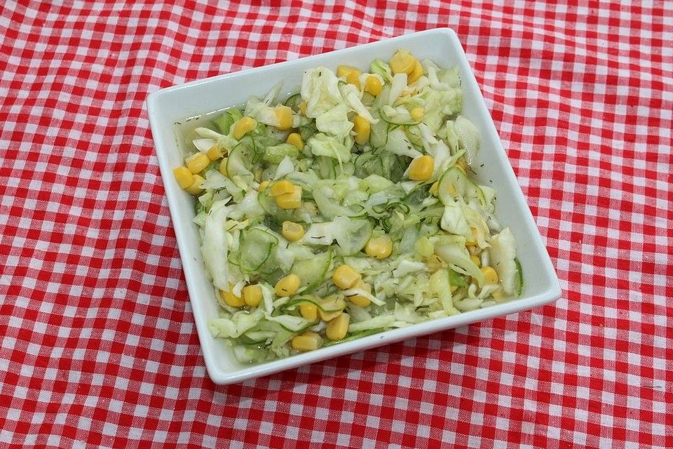 Frischer Krautsalat aus Weißkohl mit Mais, Gurke und Dill