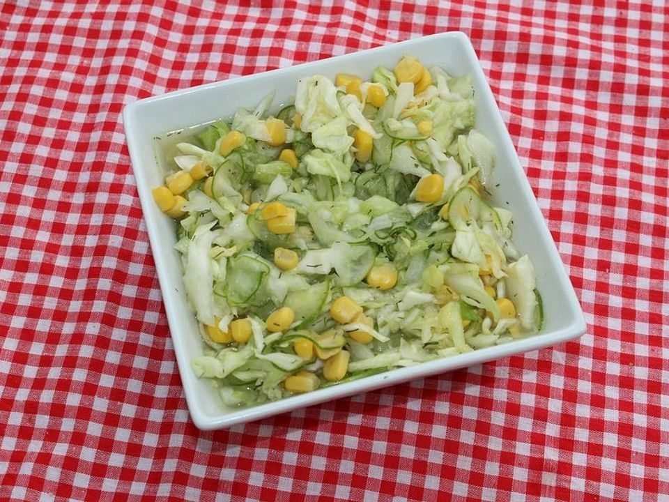 Frischer Krautsalat aus Weißkohl mit Mais, Gurke und Dill von sonnchen2 ...