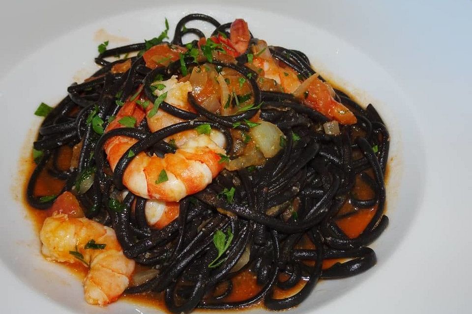 Lakritzspaghetti mit leichter sommerlicher Tomatensauce