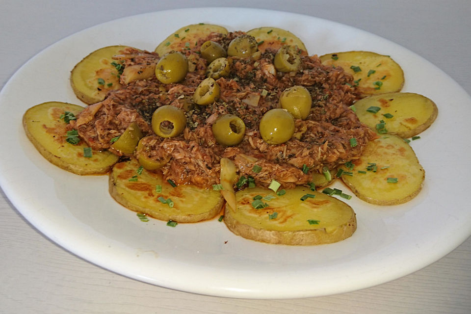 Thunfisch auf gebackenen Kartoffelscheiben