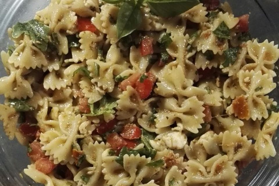 Pastasalat mit Pesto, Rucola und Walnüssen