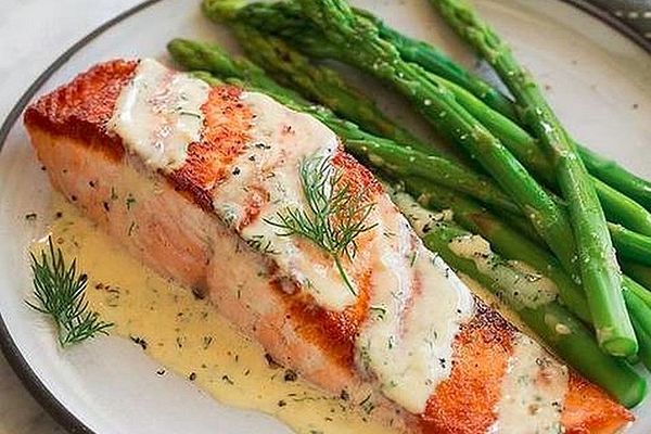 Lachsfilet mit Knoblauch-Dijon-Senf-Sauce und grünem Spargel von ...