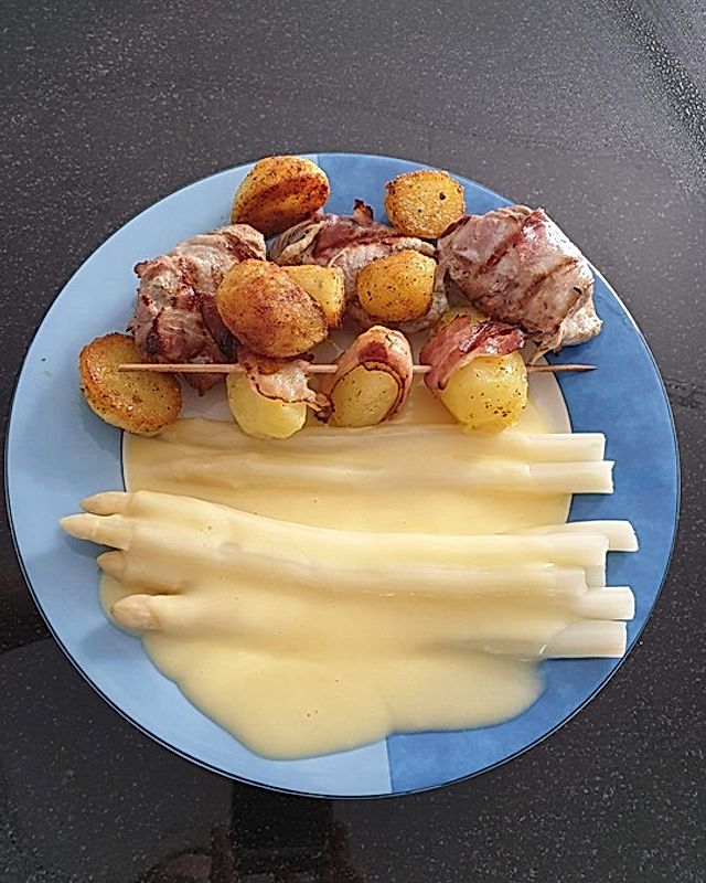 Schweinefilet und Grillkartoffeln im Speckmantel mit Sauce Hollandaise