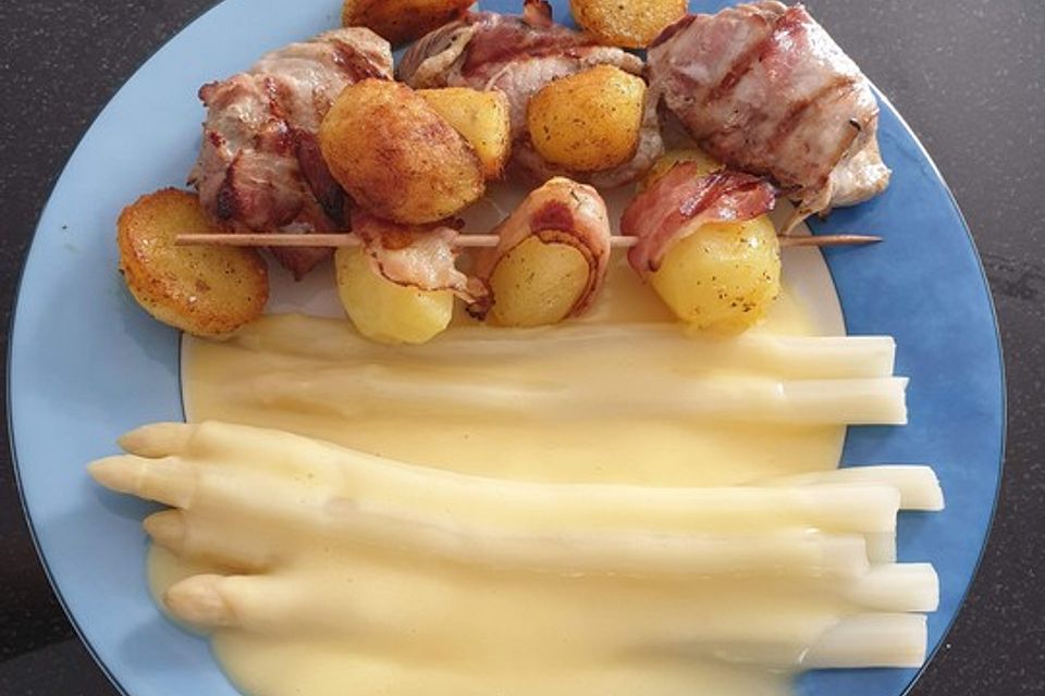 Schweinefilet und Grillkartoffeln im Speckmantel mit Sauce Hollandaise