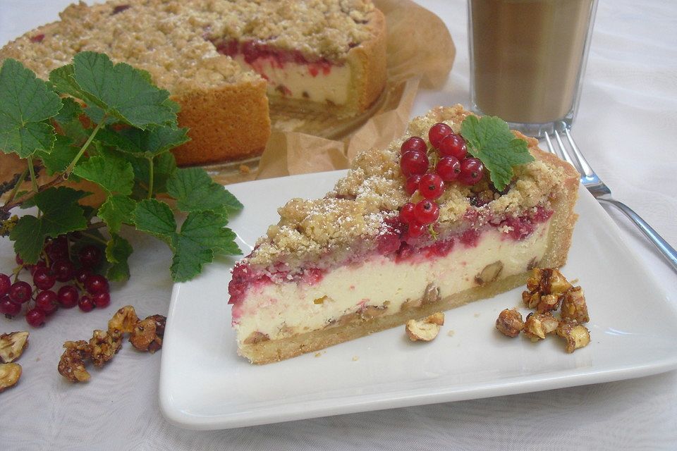 Johannisbeer-Käsekuchen mit Streuseln und karamellisierten Haselnüssen