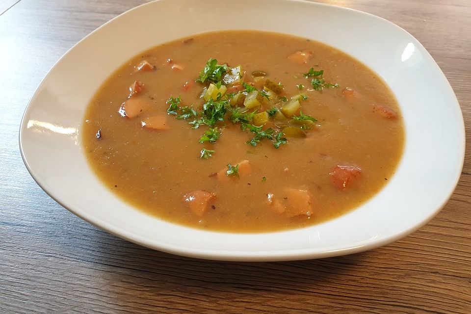 Kartoffelsuppe schlesische Art mit Gewürzgurke und gebratenen Zwiebeln