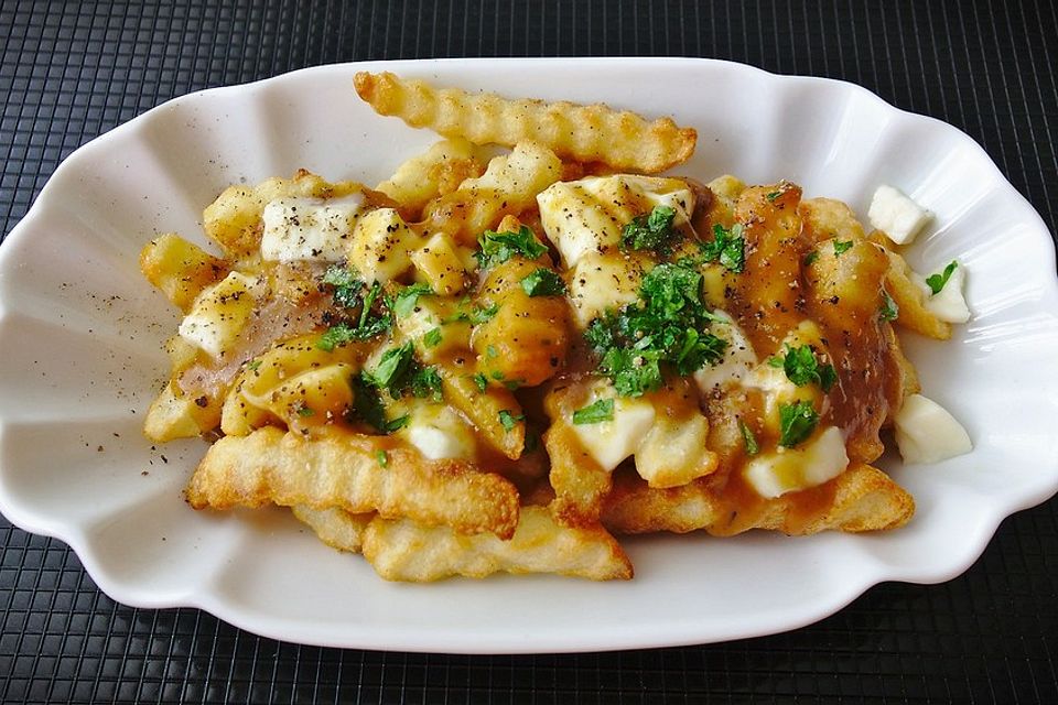 Poutine - Pommes frites mit Mozzarellawürfeln und vegetarischer Bratensauce