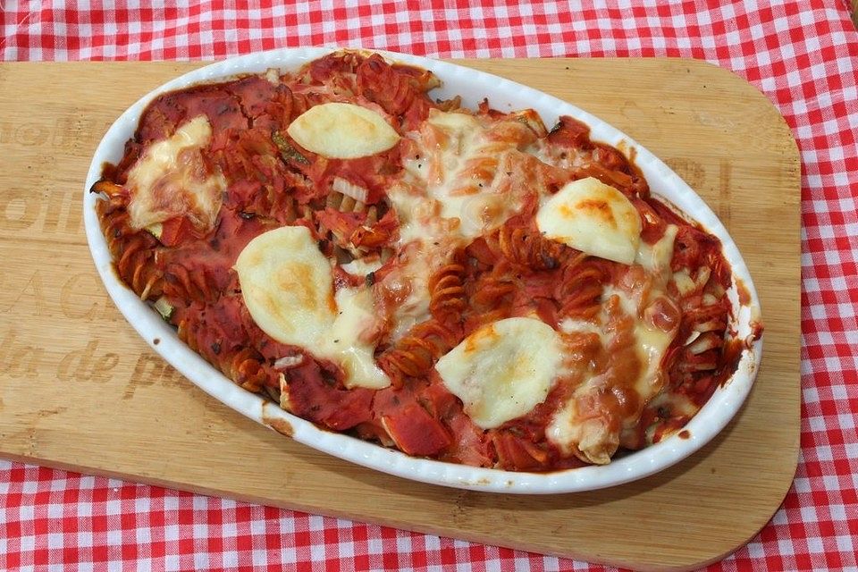 Nudelauflauf mit Tomaten-Mozzarella-Sauce