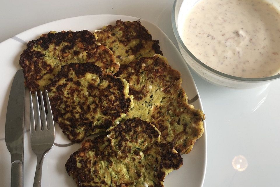 Zucchinipuffer mit Kräuterjoghurt