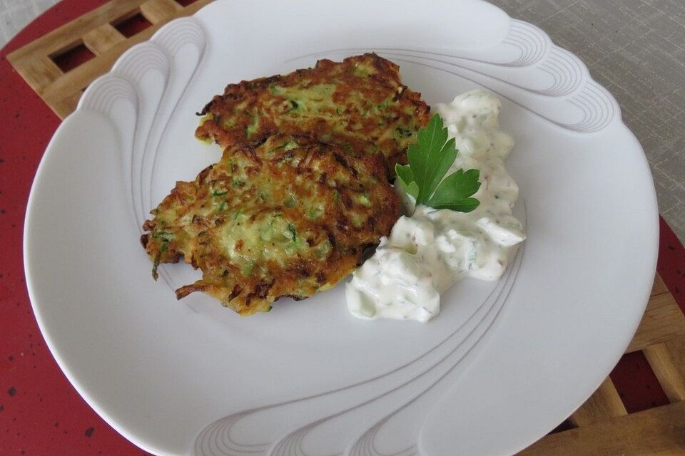 Zucchinipuffer mit Kräuterjoghurt