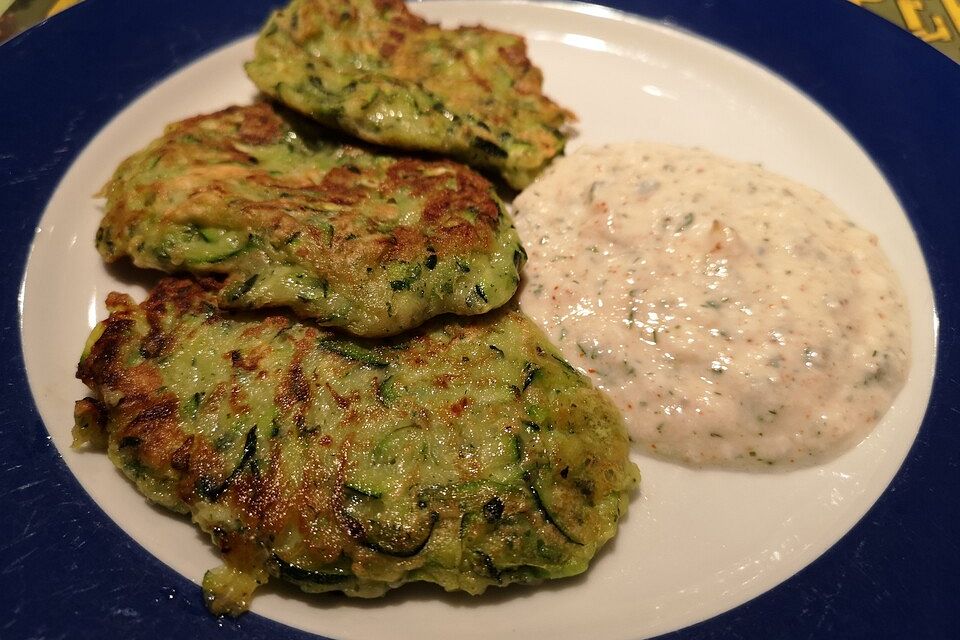 Zucchinipuffer mit Kräuterjoghurt