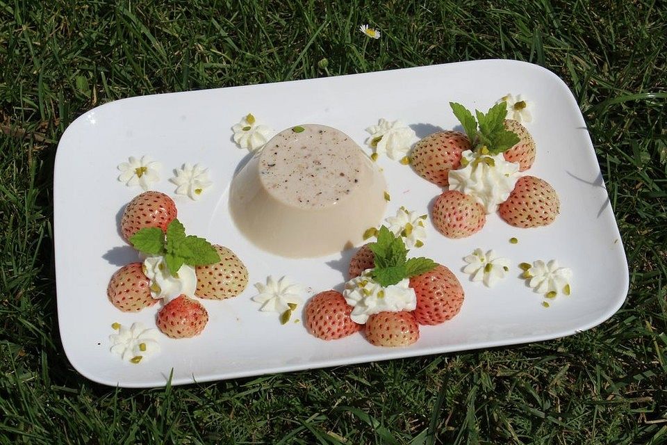 Holunderblüten Panna Cotta mit Ananas-Erdbeeren