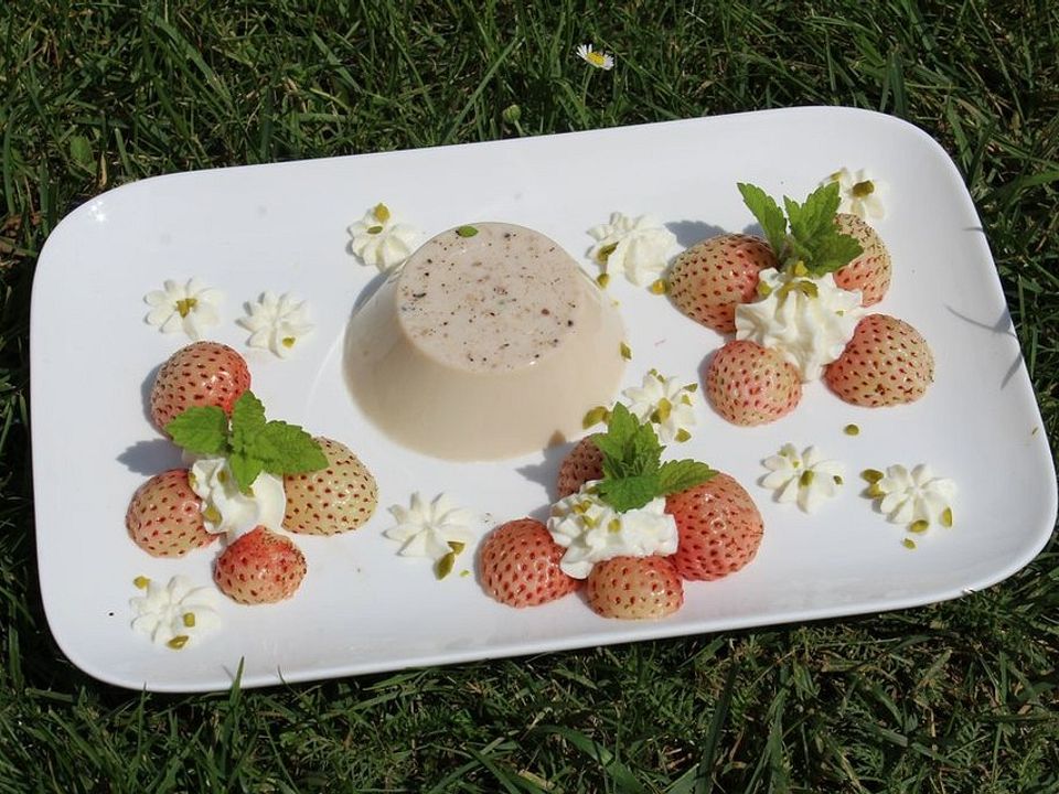 Holunderblüten Panna Cotta mit Ananas-Erdbeeren von patty89| Chefkoch